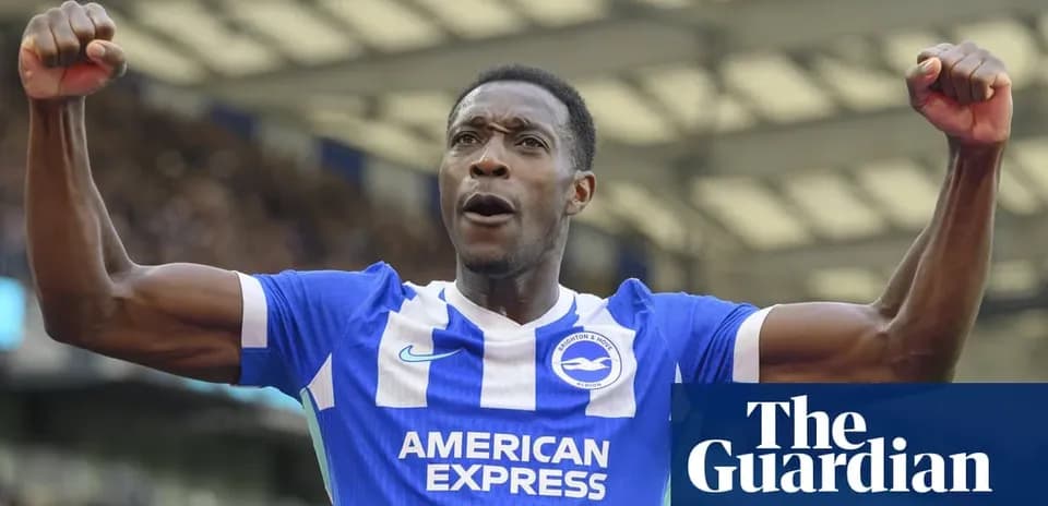 Jugador de Brighton celebrando un gol con los brazos levantados