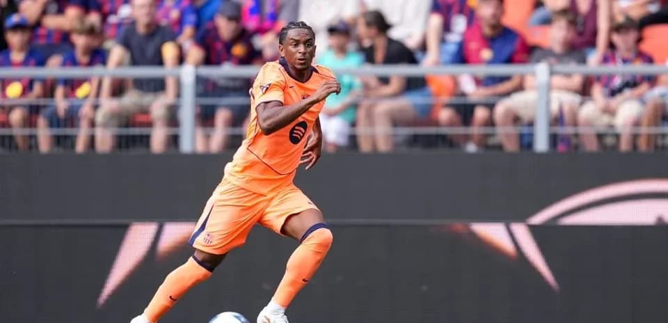 Jugador corriendo en uniforme naranja durante partido