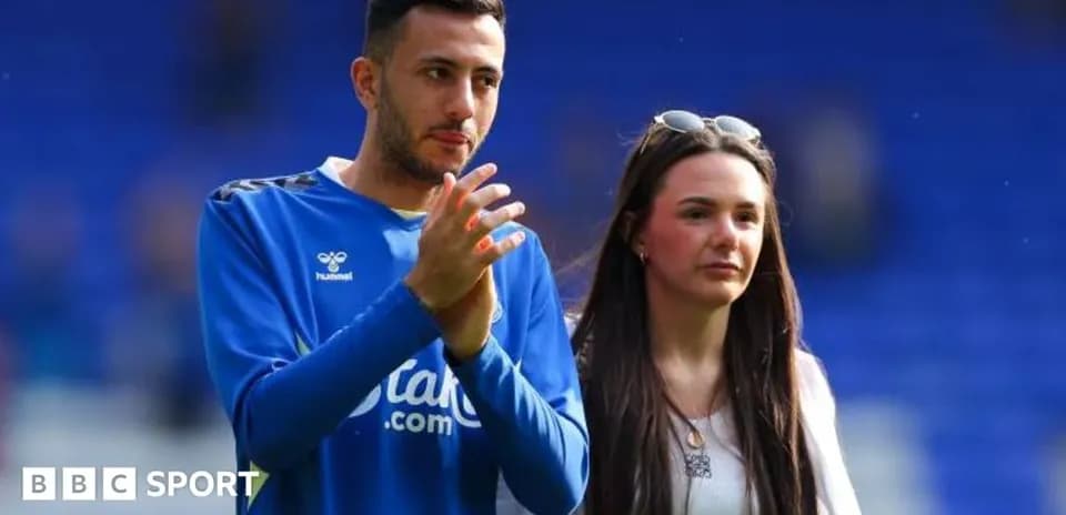 Jugador aplaudiendo junto a una mujer en el campo