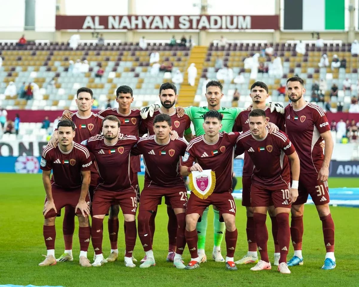 Equipo de Al Wahda U23 posando en el estadio
