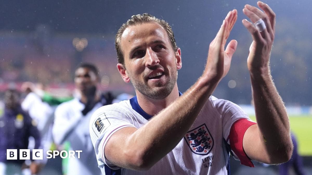Jugador aplaudiendo tras el partido con Inglaterra