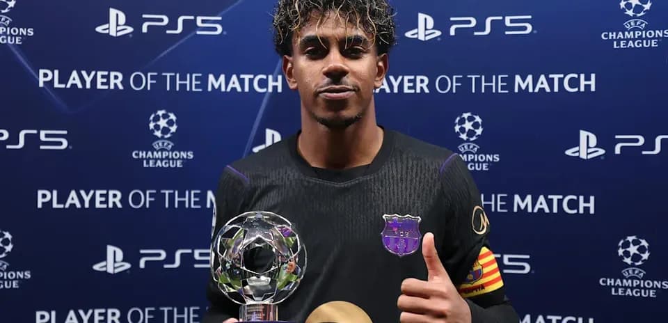 Jugador de fútbol con trofeo de Jugador del Partido