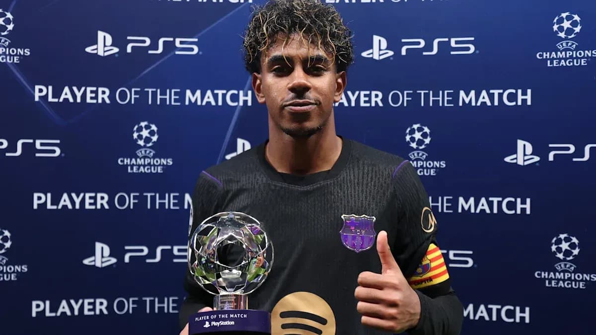Jugador de fútbol con trofeo de Jugador del Partido
