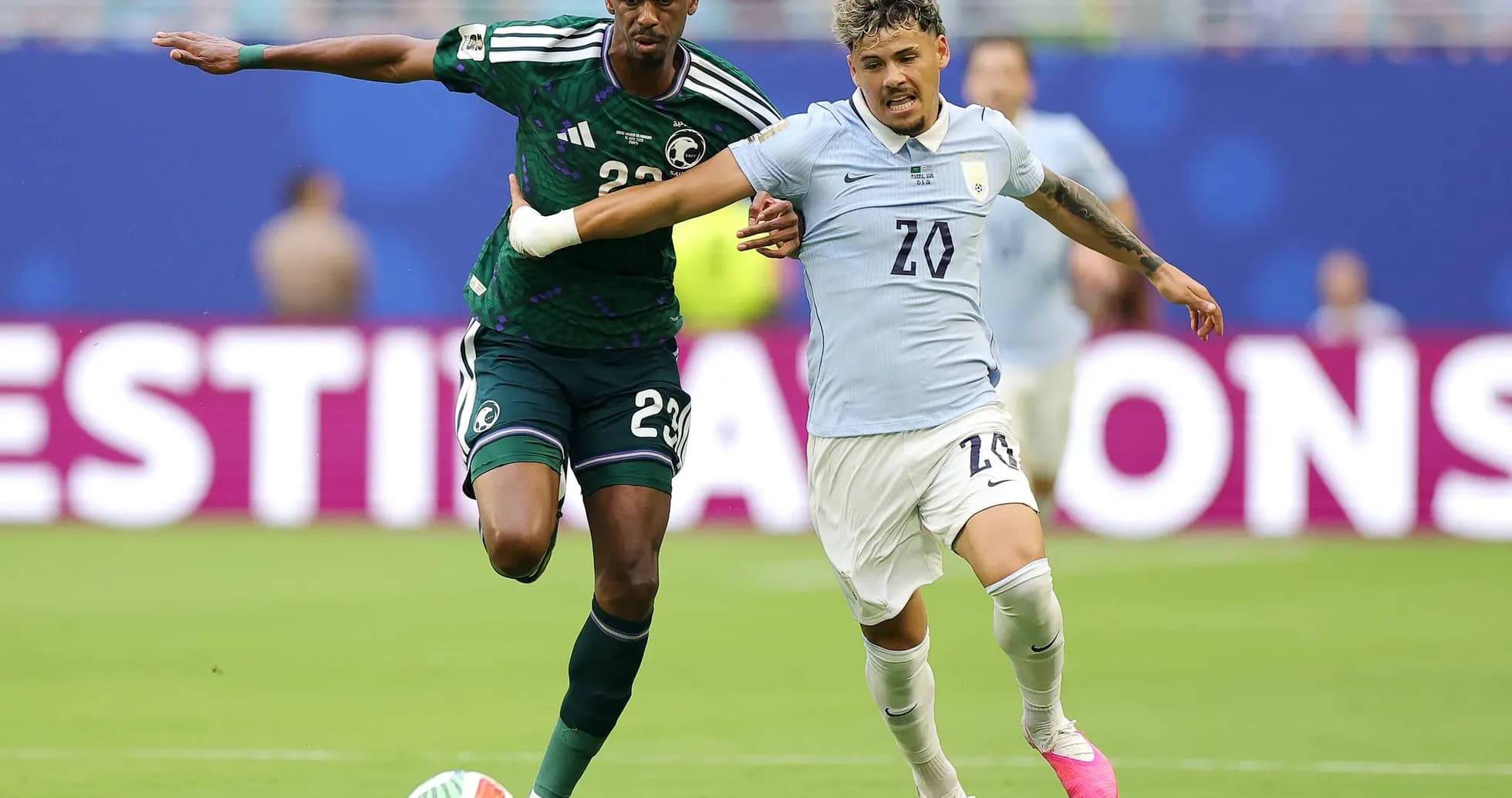 Jugadores de Arabia Saudita y Uruguay en acción