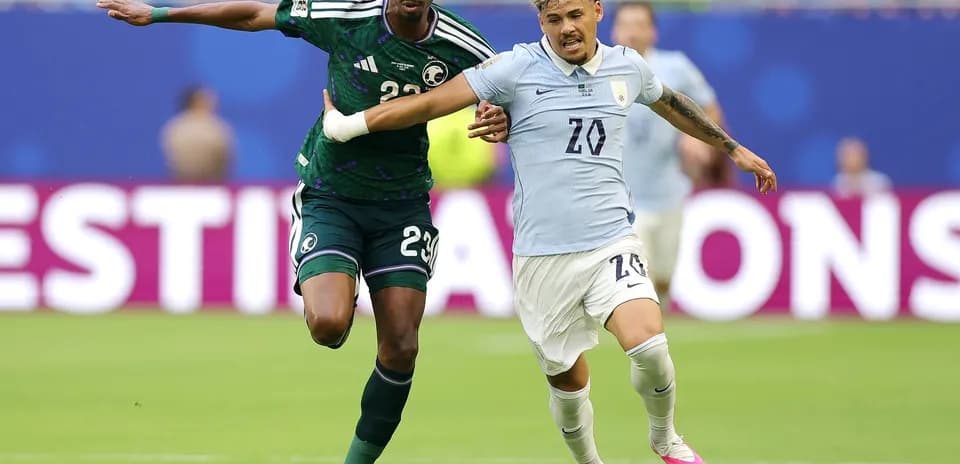 Jugadores de Arabia Saudita y Uruguay en acción