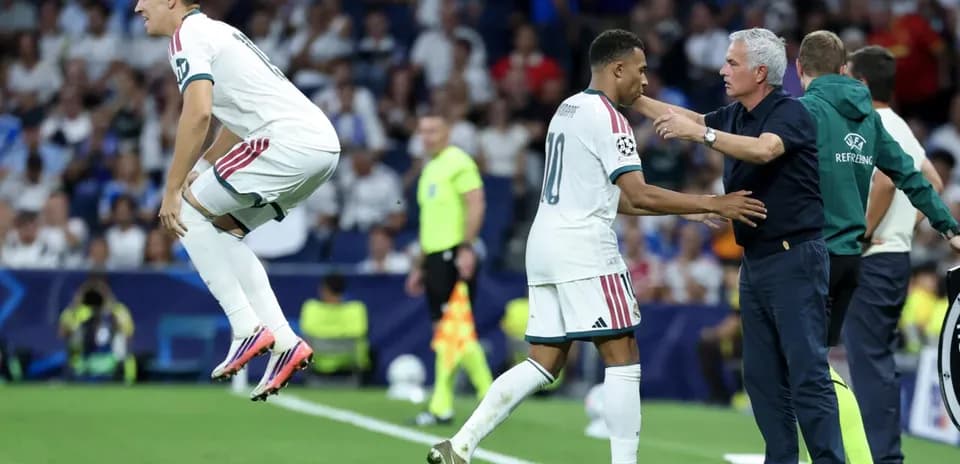 Jugador saltando mientras es sustituido por entrenador