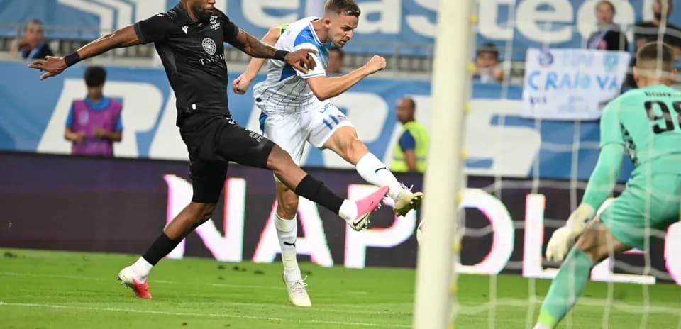 Jugador de Universitatea Craiova intentando anotar