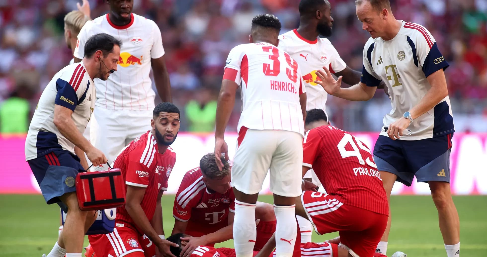 Jugadores de Bayern Munich atendiendo a compañero caído