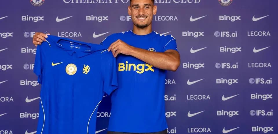 Jugador sosteniendo camiseta de Chelsea FC en presentación