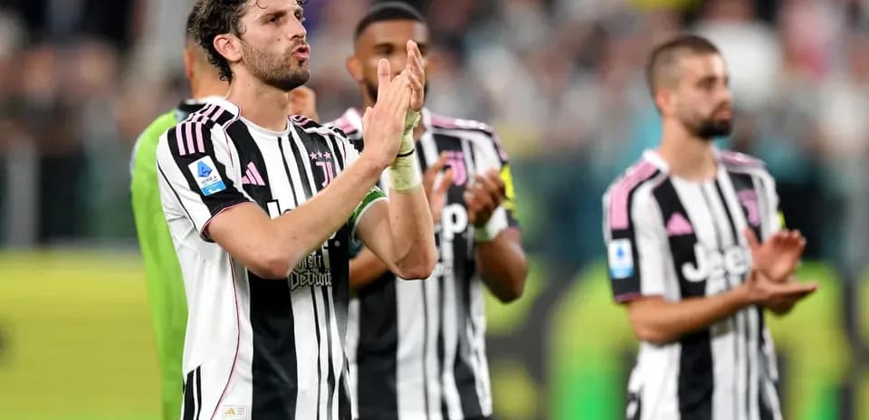 Jugadores de la Juventus aplaudiendo a los aficionados