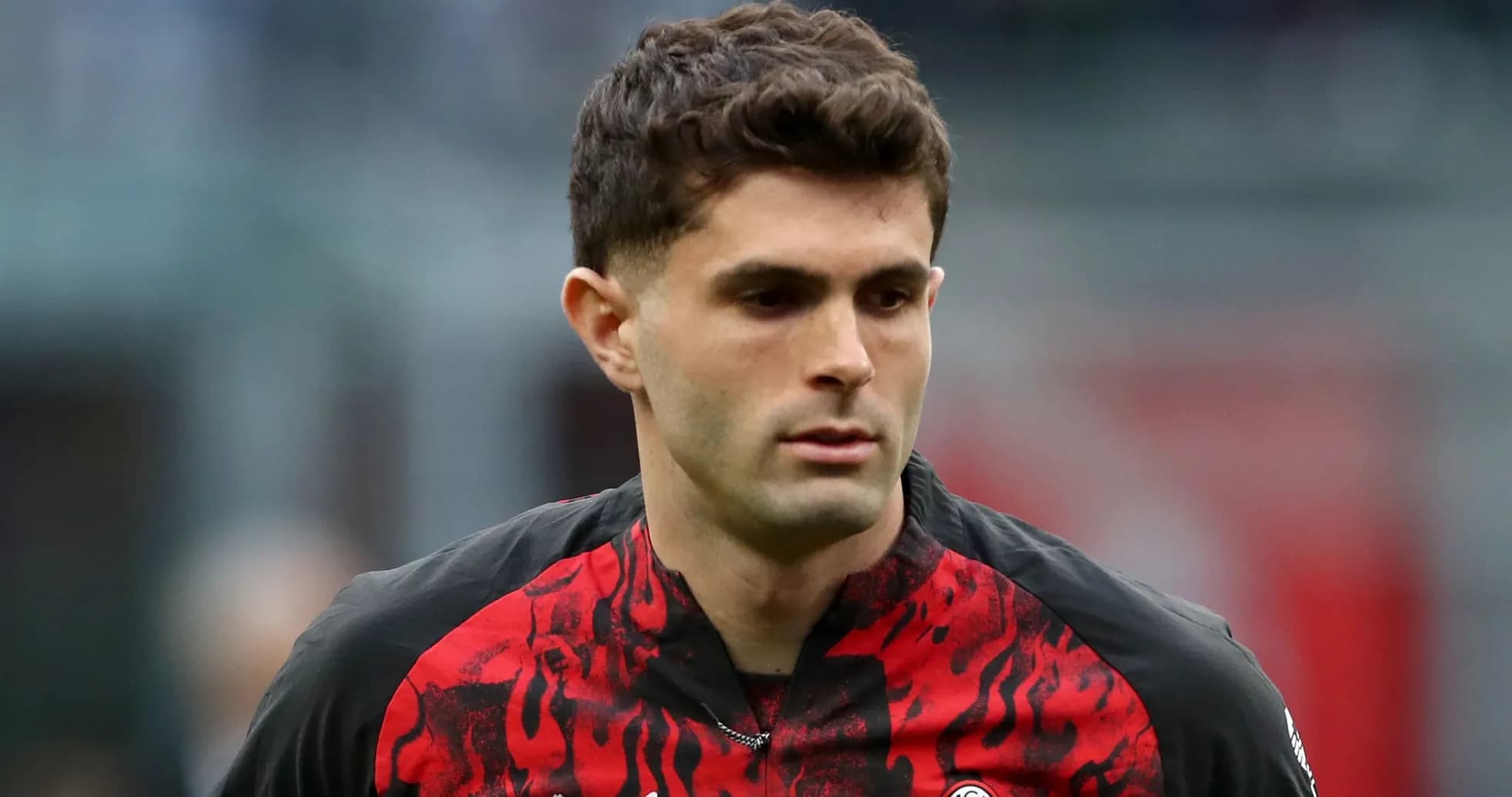 Jugador de AC Milan caminando en el campo