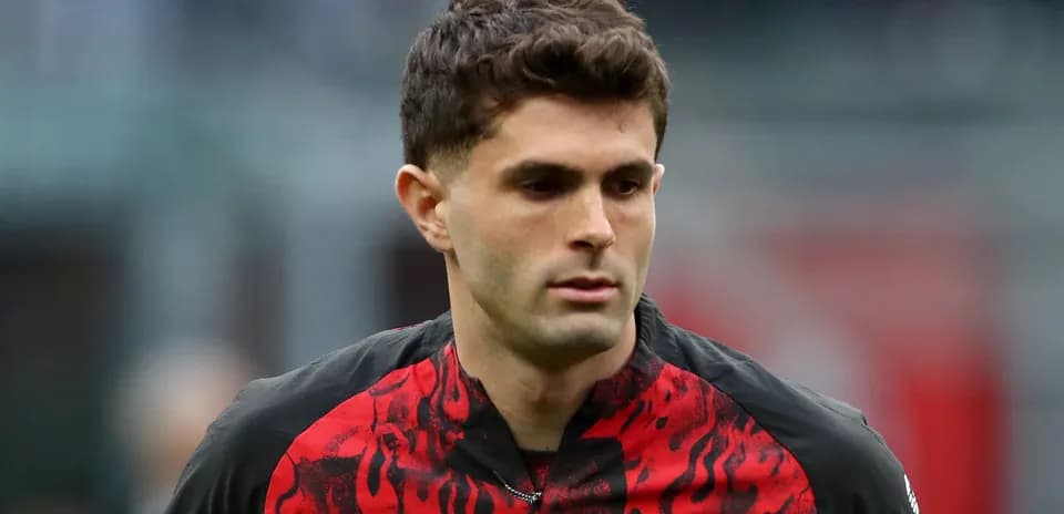 Jugador de AC Milan caminando en el campo