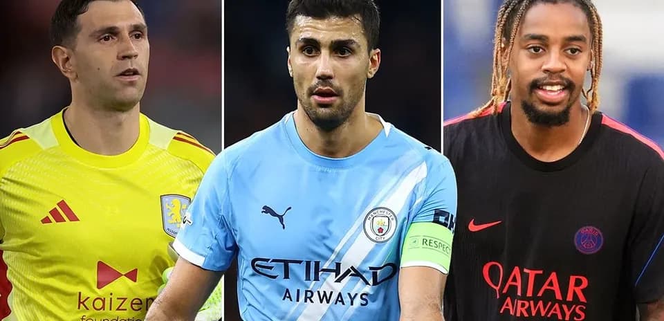 Tres jugadores de fútbol en diferentes uniformes