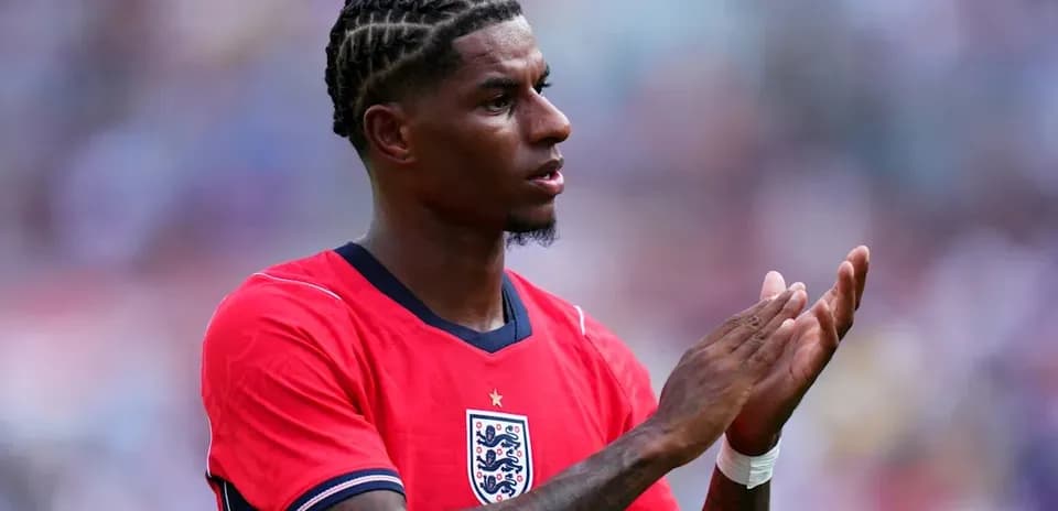 Jugador de Inglaterra aplaudiendo en el campo