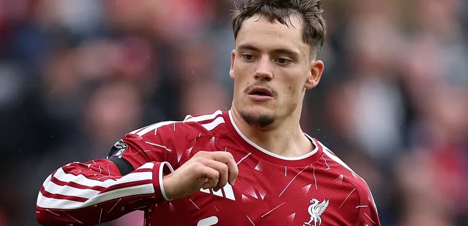 Jugador de Liverpool gesticulando durante el partido