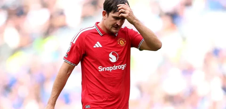 Jugador de Manchester United con la mano en la cabeza