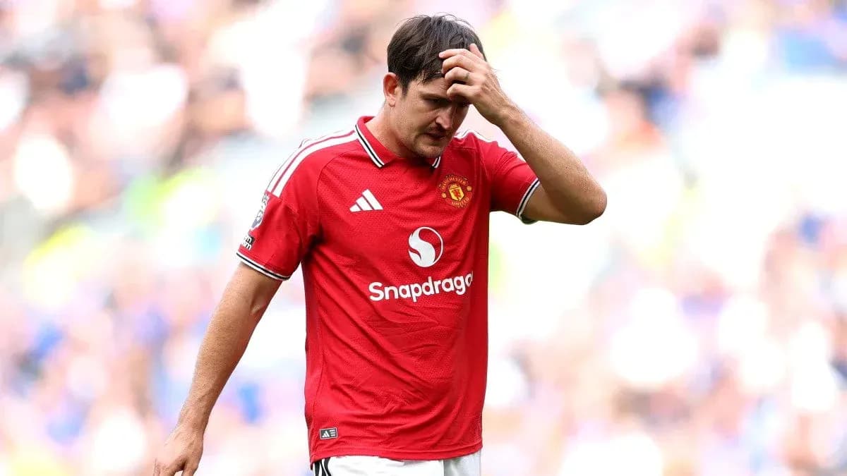 Jugador de Manchester United con la mano en la cabeza