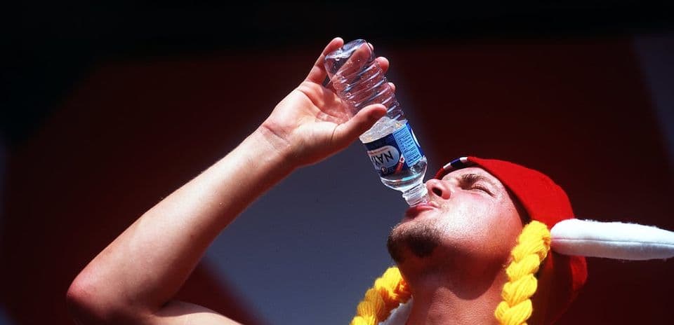 Hombre bebiendo agua de una botella