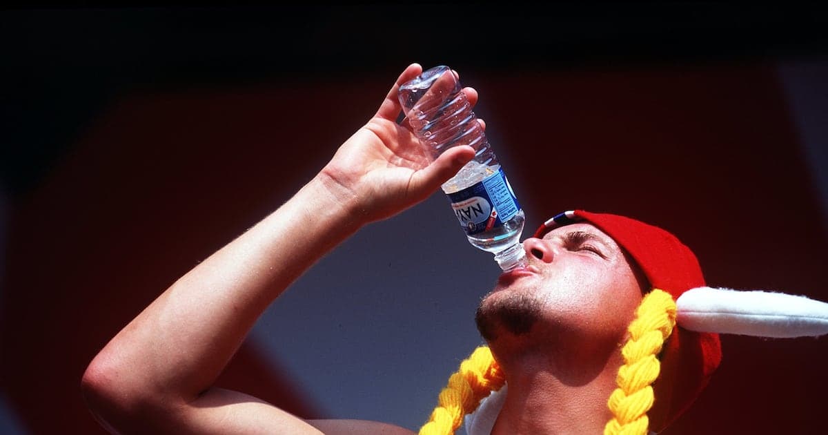 Hombre bebiendo agua de una botella