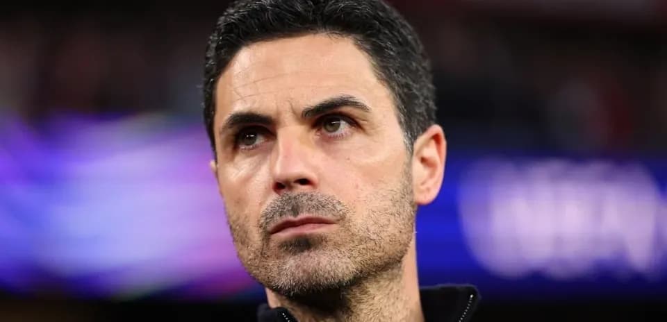 Entrenador observando durante un partido de fútbol