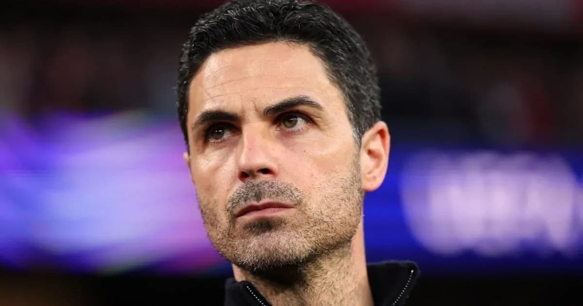 Entrenador observando durante un partido de fútbol