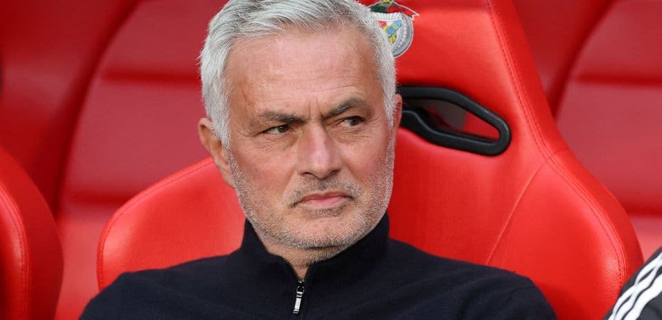 Entrenador sentado en banco durante el partido