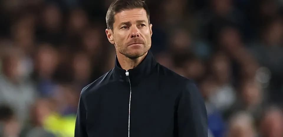 Entrenador observando el partido desde la banda
