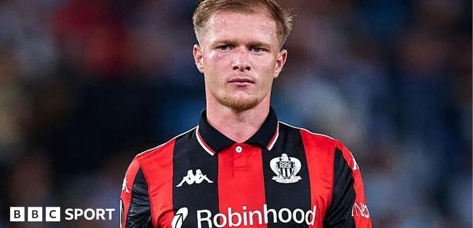 Jugador de fútbol con camiseta de Newcastle en campo