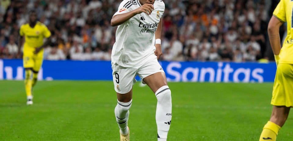 Kylian Mbappé dribbling the ball in match