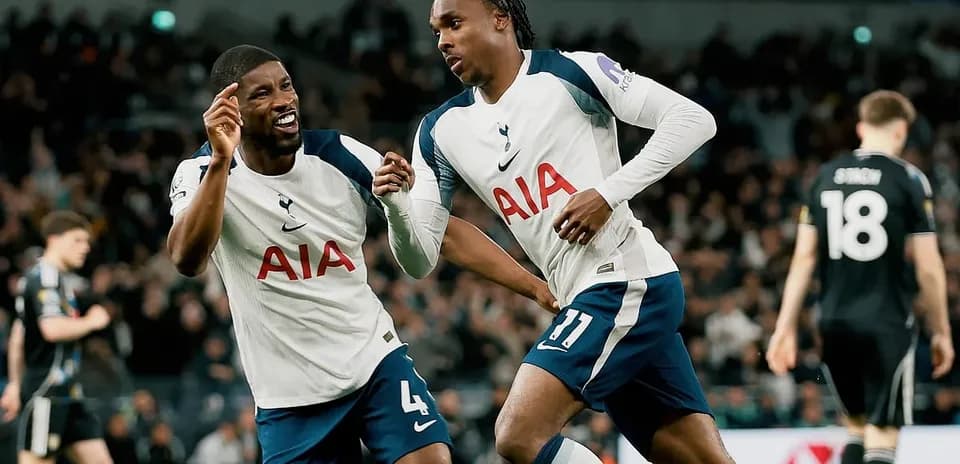 Jugadores de Tottenham celebrando un gol
