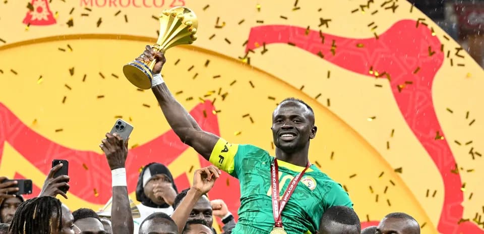 Jugador levantando el trofeo en celebración