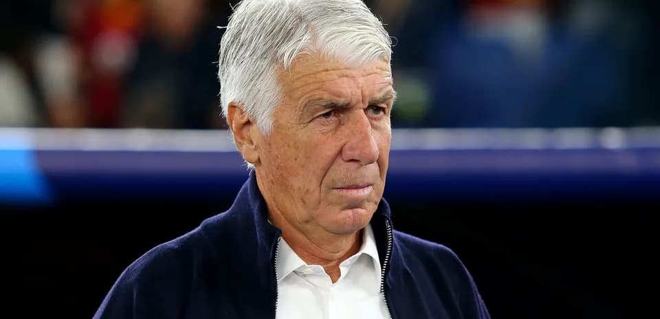 Entrenador observando el partido desde la banda