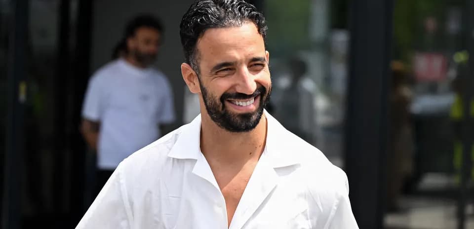 Jugador sonriendo al salir de un edificio