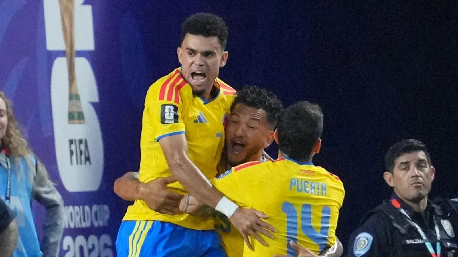 Jugadores de Colombia celebrando un gol en el partido