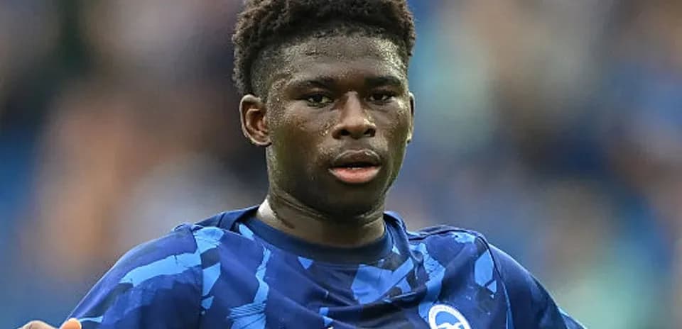 Jugador de Brighton en acción durante el partido