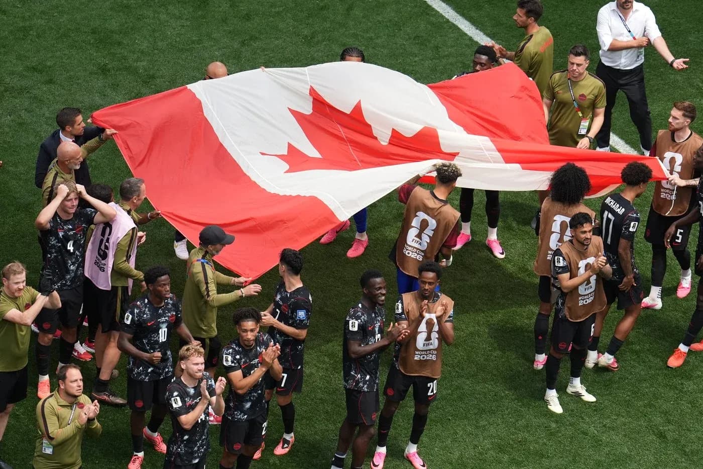 Jugadores de Canadá celebrando con la bandera