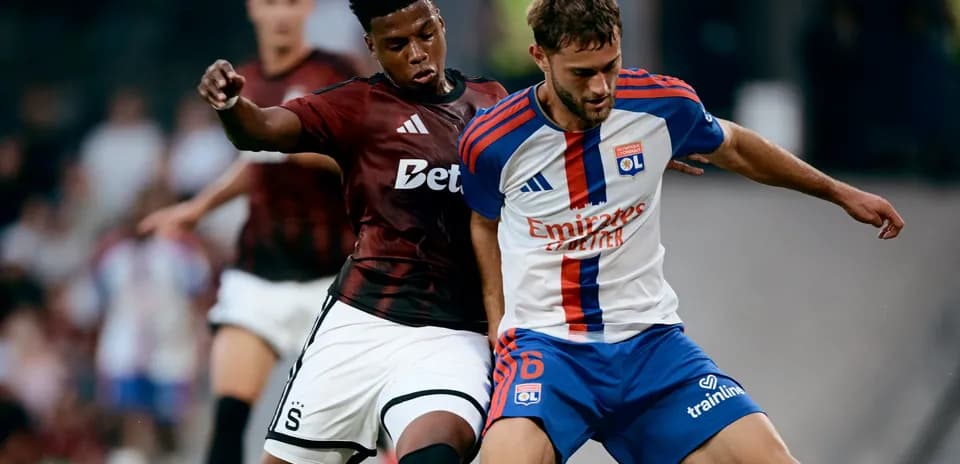 Jugadores de Lyon y Sparta Praha compitiendo por el balón