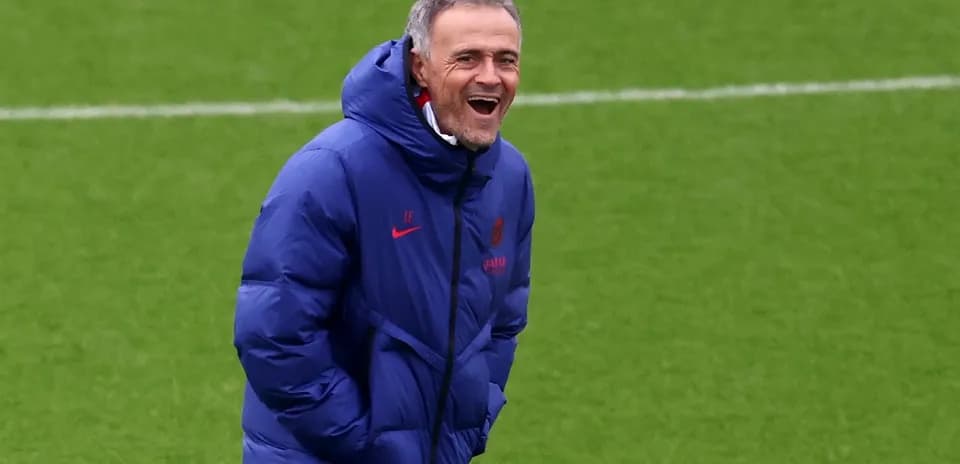 Entrenador sonriente en el campo de entrenamiento