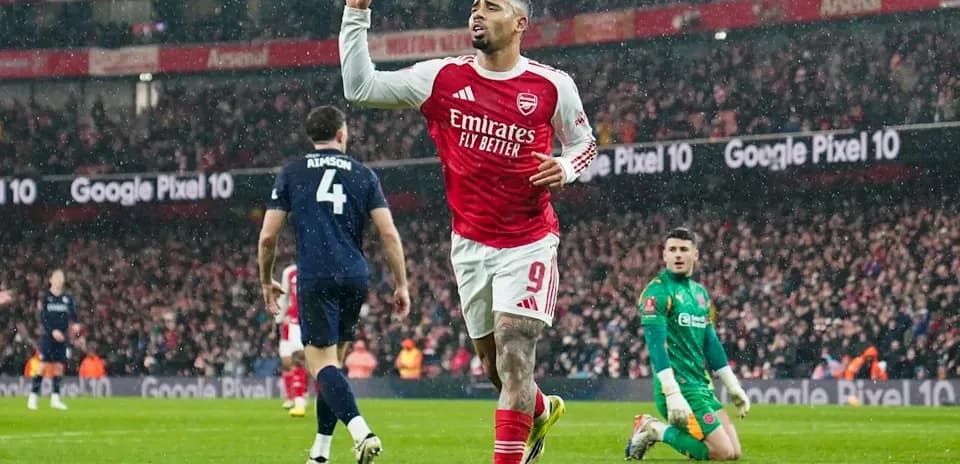 Jugador de Arsenal celebra un gol en el estadio