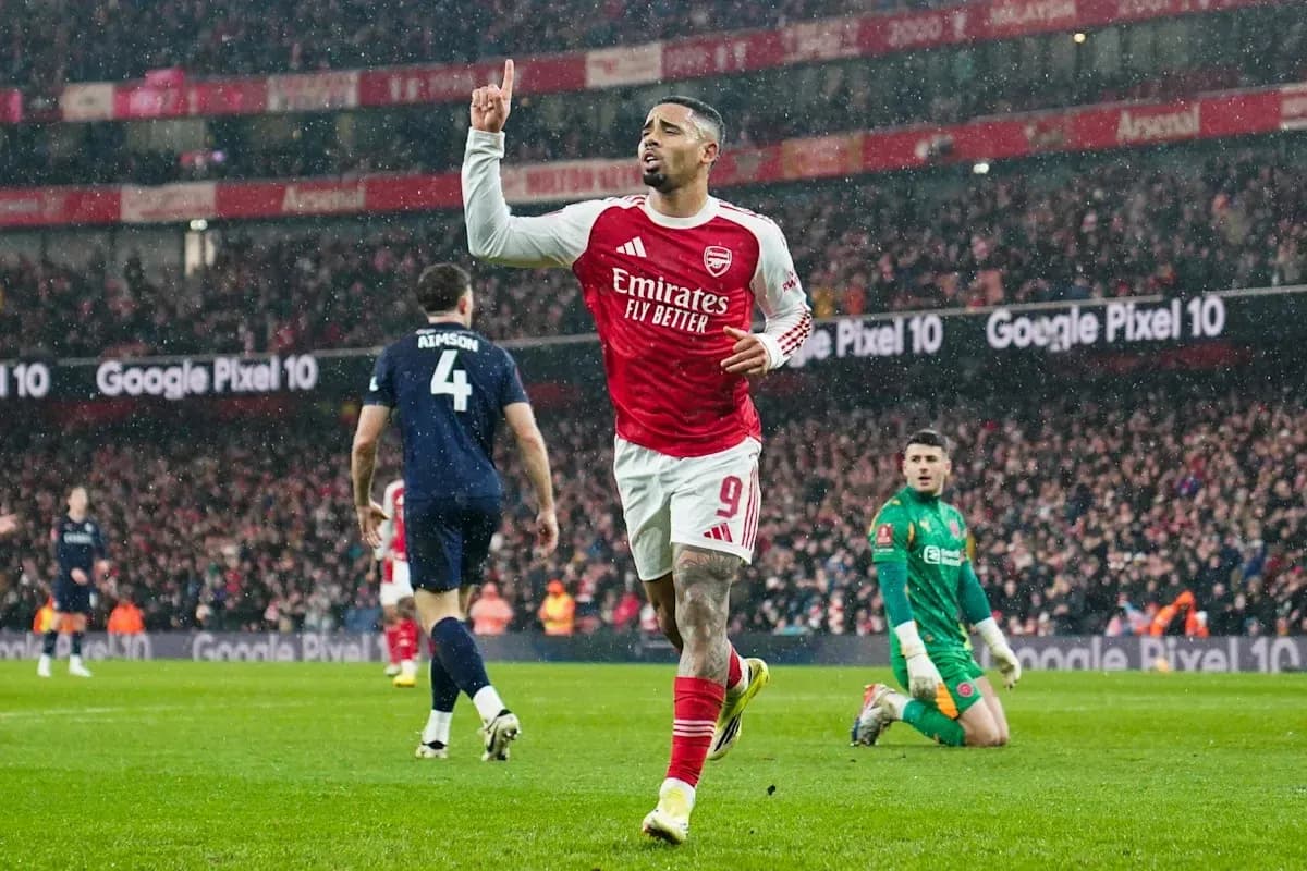Jugador de Arsenal celebra un gol en el estadio