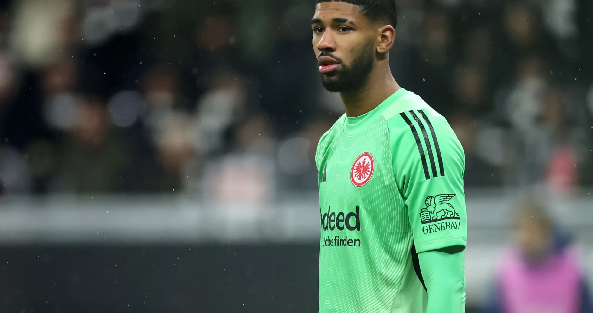 Portero de Eintracht Frankfurt en acción durante el partido