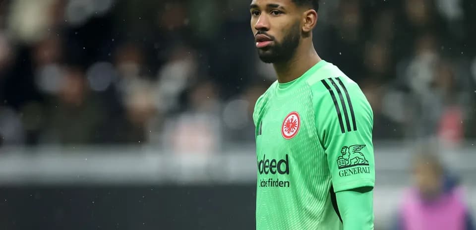 Portero de Eintracht Frankfurt en acción durante el partido