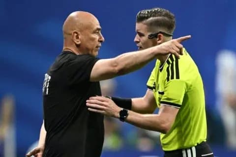 Entrenador discutiendo con árbitro durante el partido