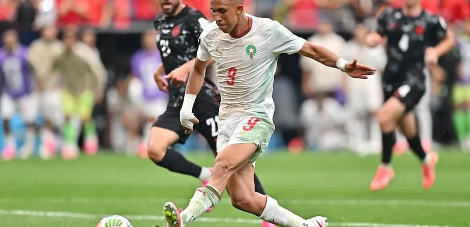 Jugador de Marruecos disparando a la portería
