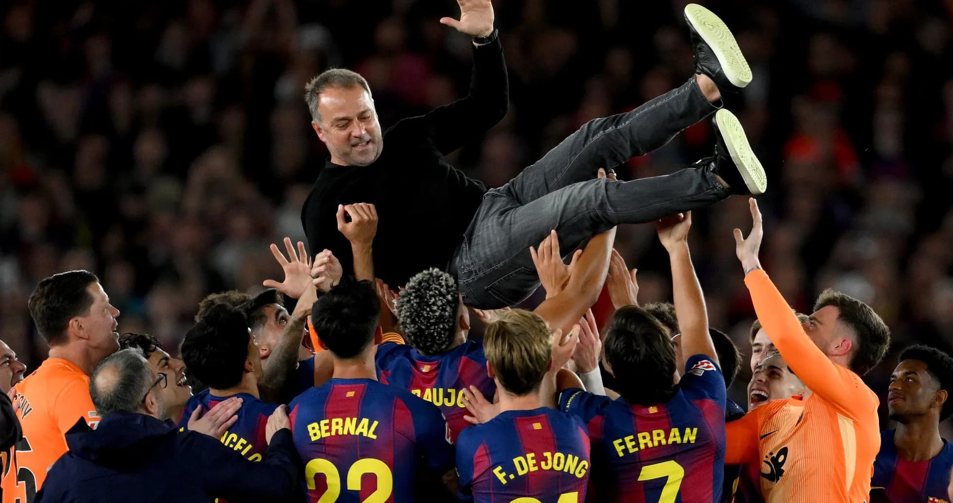 Entrenador siendo levantado por jugadores del FC Barcelona
