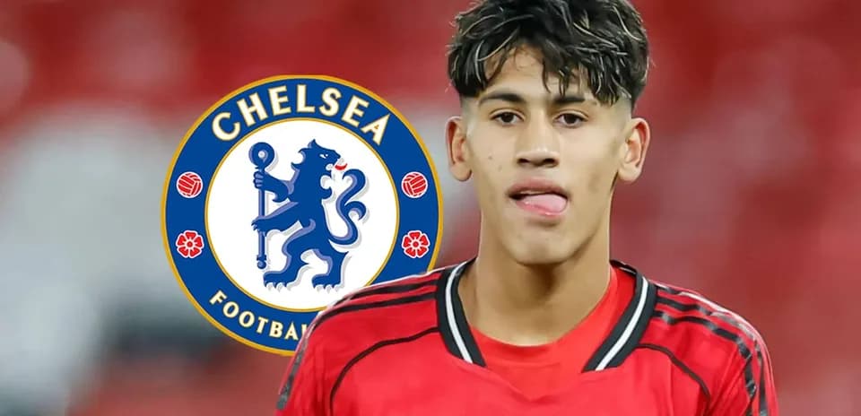 Jugador con camiseta roja frente al logo de Chelsea