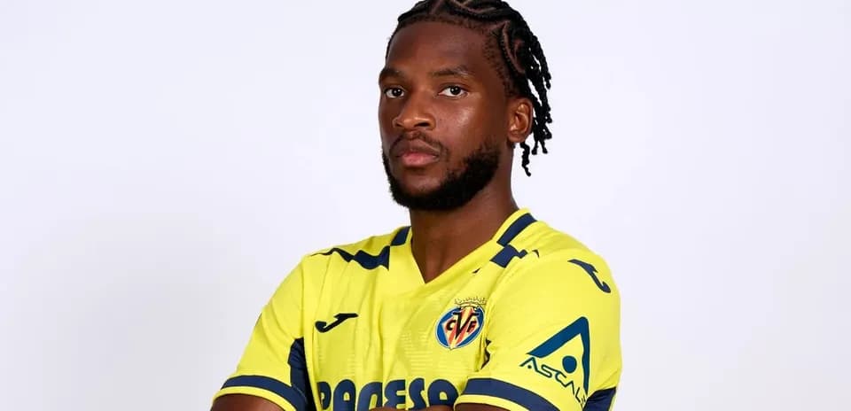 Jugador posando con camiseta amarilla del Villarreal