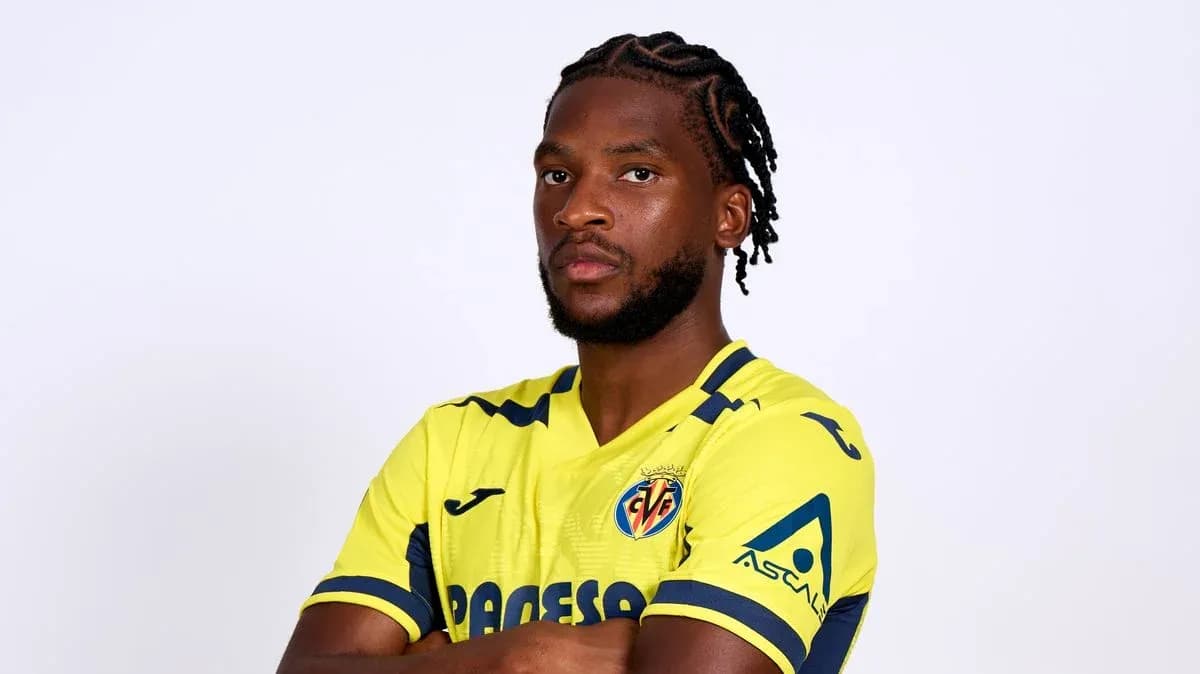 Jugador posando con camiseta amarilla del Villarreal