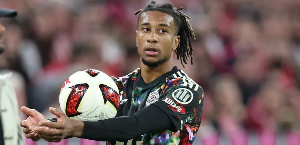 Jugador sosteniendo el balón durante el partido