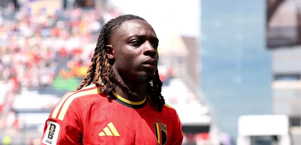 Jugador belga en uniforme rojo durante el partido